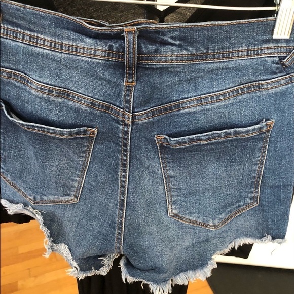 Celebrity Pink size 5 dark blue Jean shorts cut off with stretch - Picture 5 of 8